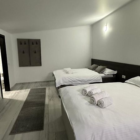 Отель Modern House Сигету-Мармацией Экстерьер фото