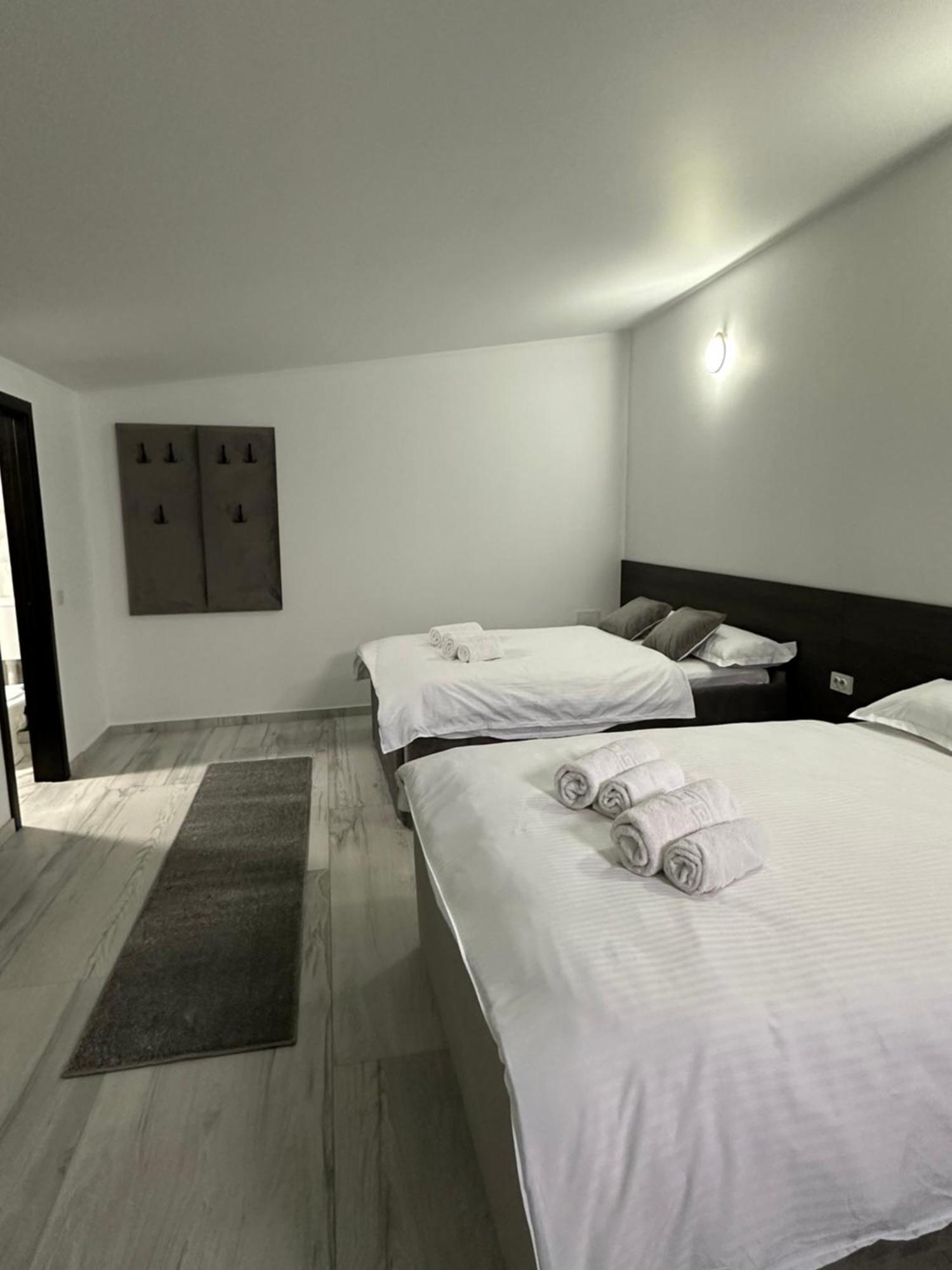 Отель Modern House Сигету-Мармацией Экстерьер фото